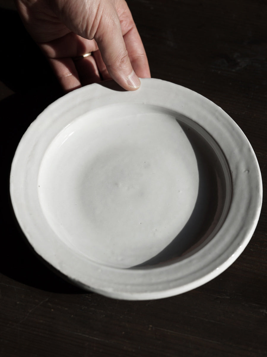 白釉厚手リム皿 / 中田雄一 – うつわと古物 幹