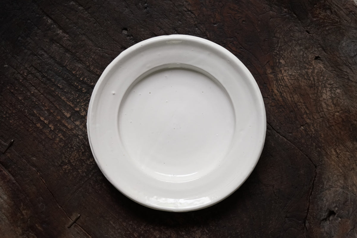 白釉厚手リム皿 / 中田雄一 – うつわと古物 幹