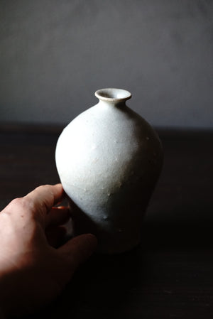 白瓷花入 / 松葉勇輝