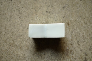 White porcelain chopstick rest / Hirume Nagato