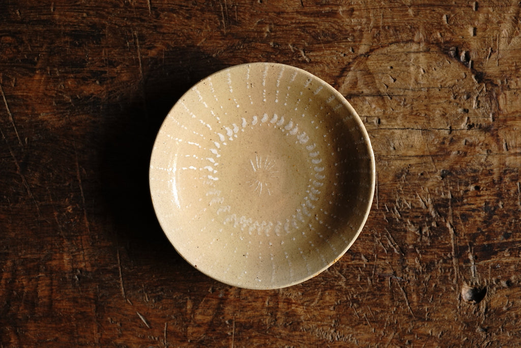 Ash glaze white crest plate / Yuichi Nakata