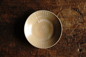 Ash glaze white crest plate / Yuichi Nakata