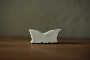 White porcelain chopstick rest / Hirume Nagato