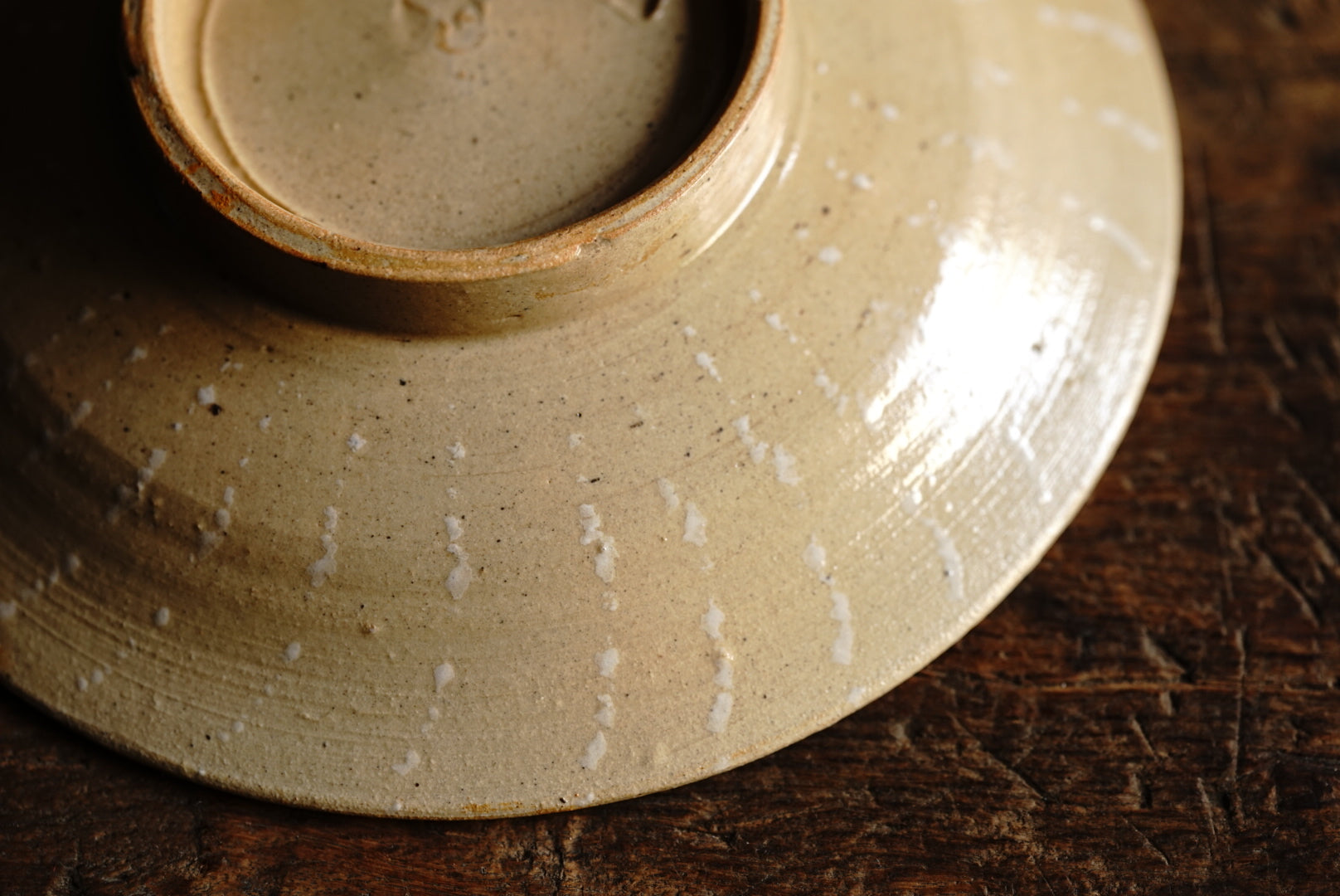 Ash glaze white crest plate / Yuichi Nakata