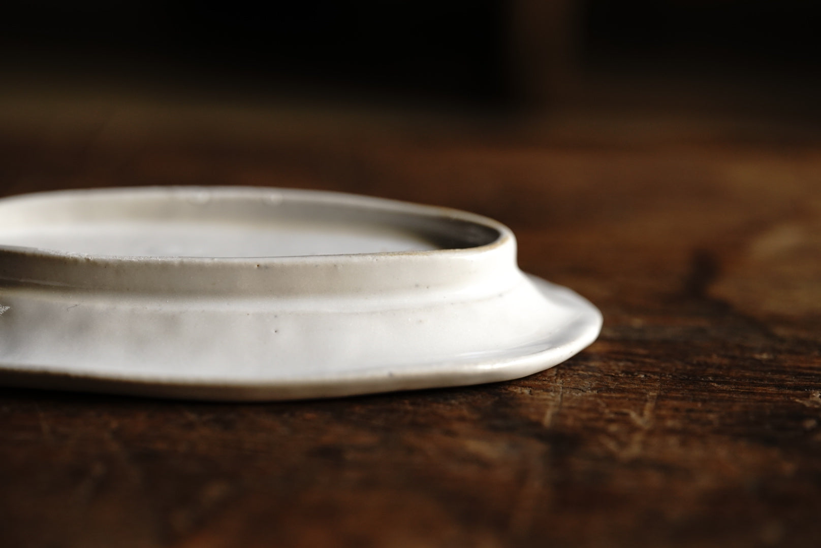 White glaze round edge ellipse small plate / Yuichi Nakata