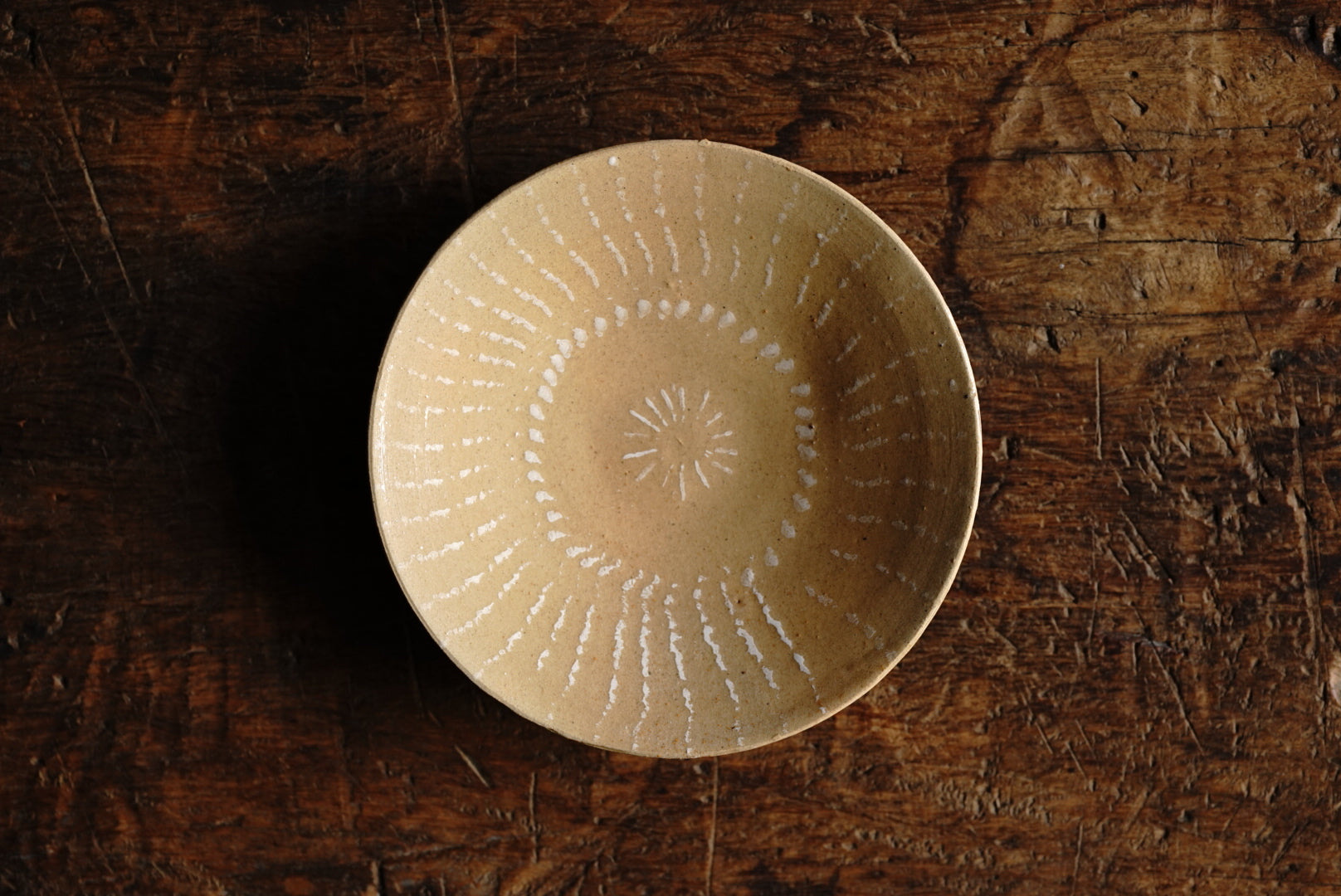 Ash glaze white crest plate / Yuichi Nakata