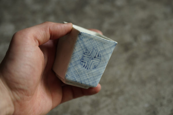 染つけ四方盃① / 丸田宗一廊 – うつわと古物 幹