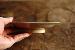 Ash glaze white crest plate / Yuichi Nakata